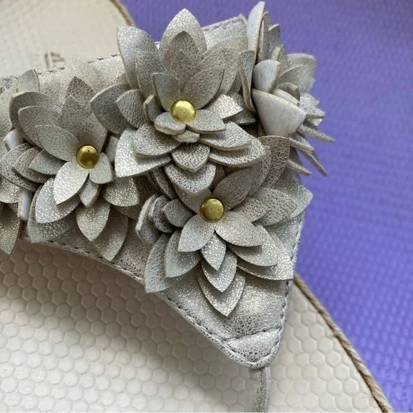 Cliffs White Mountain Estella Platform Thong Sandals Size 8M Metallic Floral - Picture 9 of 9